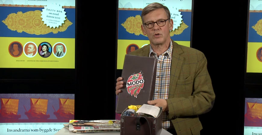 Anders Johnson med en unicabox fylld med svenska varumärken skapade av invandrare