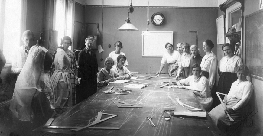 Tillskärarakademiens fokus låg på utbildning av kvinnor. Då män utbildades i tillskärning av manskläder skedde det i särskilda klasser. Ca 1920-tal. Foto privat.