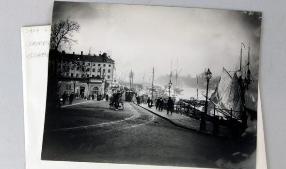 Äldre fotografi som visar Västra Slussgatan och Brunnsbacken år 1896. Ur Sara:s arkiv hos Centrum för Näringslivshistoria