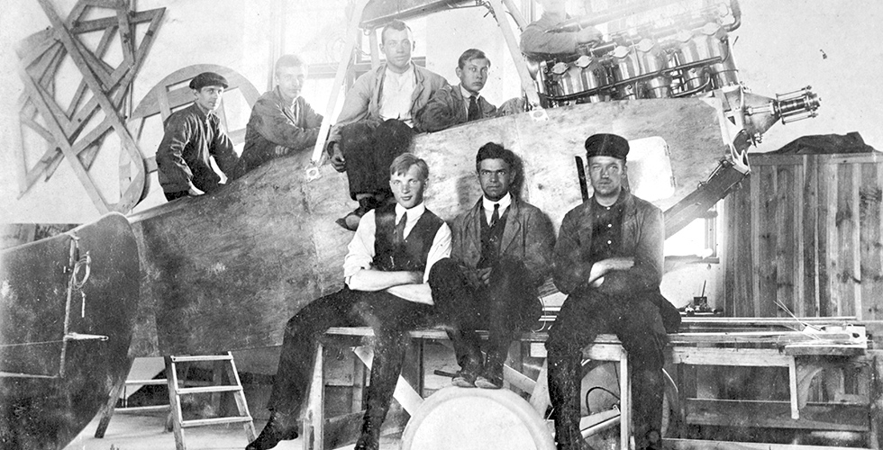 Midsommar&shy;kransens egen flyg&shy;fabrik